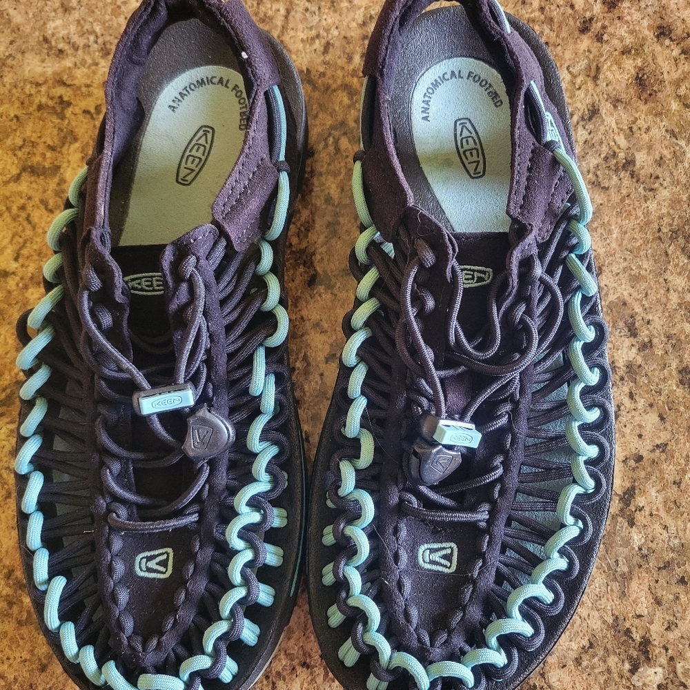 Keen like NEW  women's sandals size 6.5. Blue and turquoise in color.